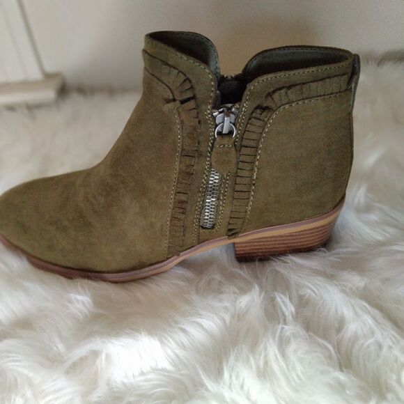 New Mia Olive green Ruffle Mabel Ankle bootie size:8.5 - Picture 1 of 4